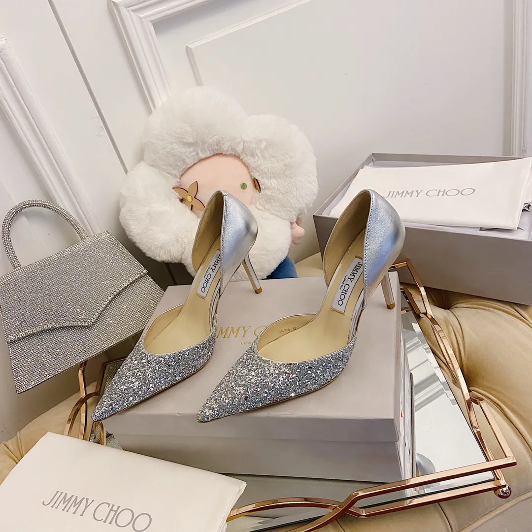 👟👟Ex-factory price 520👟👟 JIMMY CHOO A pair of high heels that can conquer all men👠Easy to wear and versatile, a must-have item for the annual meeting🥂Bilng Bilng is so beautiful that no one can take your breath away Material: Special Crete spliced cow patent leather ➰🍸Sheepskin lining Italian leather outsole Available in three colors: black, nude, silver Size: 34-42 With a height of 8cm, it is packaged simultaneously at the counter!